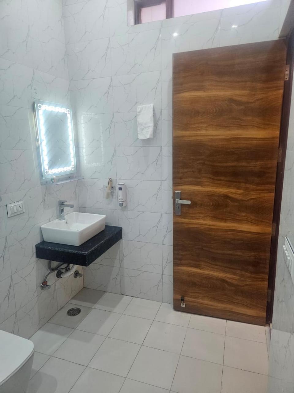 Bed and Breakfast Ashirwaad 249 Большая Нойда Экстерьер фото