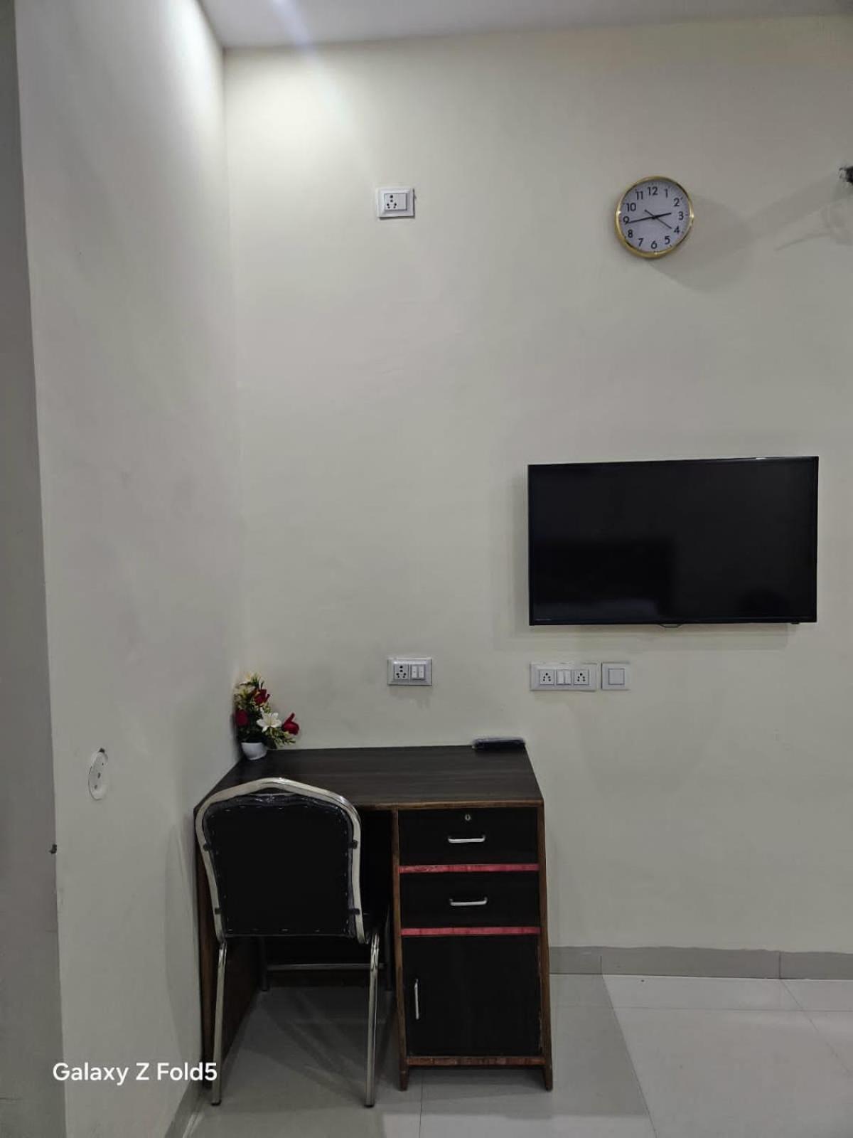 Bed and Breakfast Ashirwaad 249 Большая Нойда Экстерьер фото