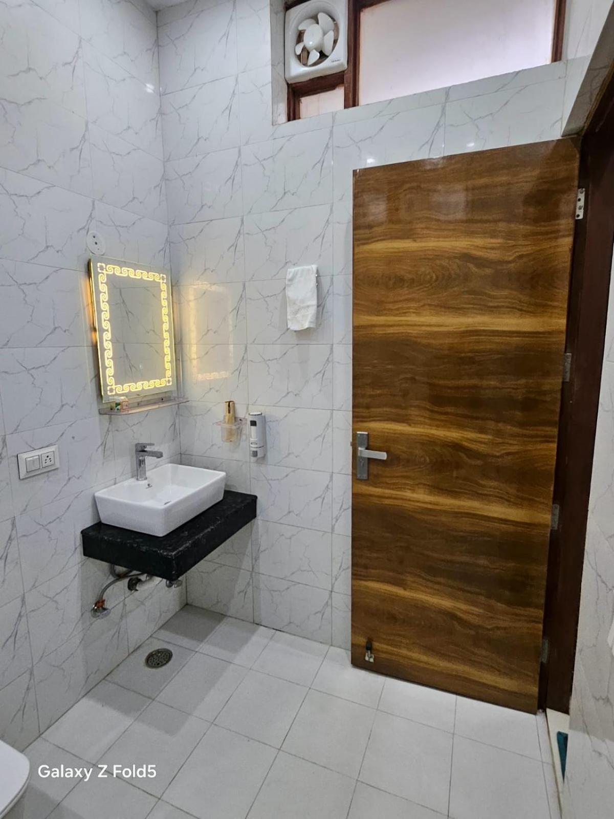 Bed and Breakfast Ashirwaad 249 Большая Нойда Экстерьер фото