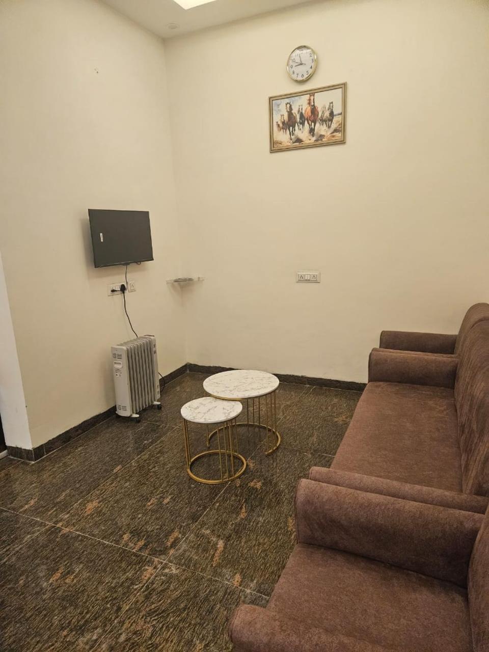 Bed and Breakfast Ashirwaad 249 Большая Нойда Экстерьер фото