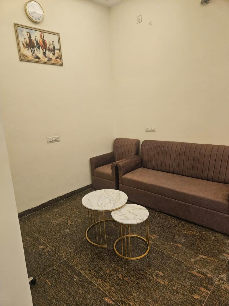 Bed and Breakfast Ashirwaad 249 Большая Нойда Экстерьер фото