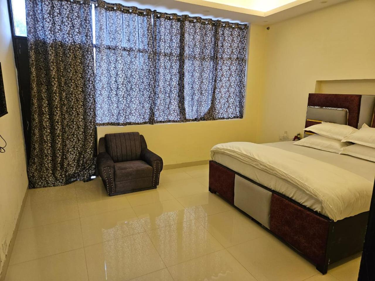 Bed and Breakfast Ashirwaad 249 Большая Нойда Экстерьер фото